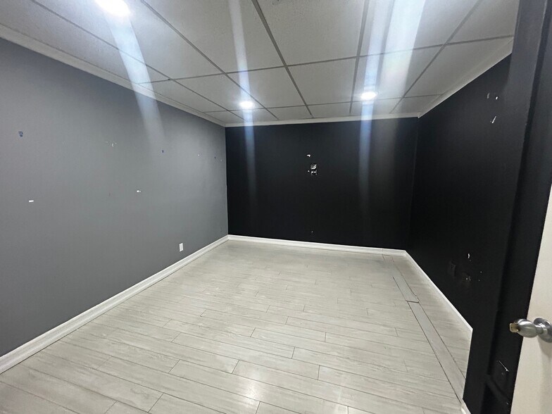 More Photos Of 22720 Ventura Blvd, Woodland Hills Storefront For Lease