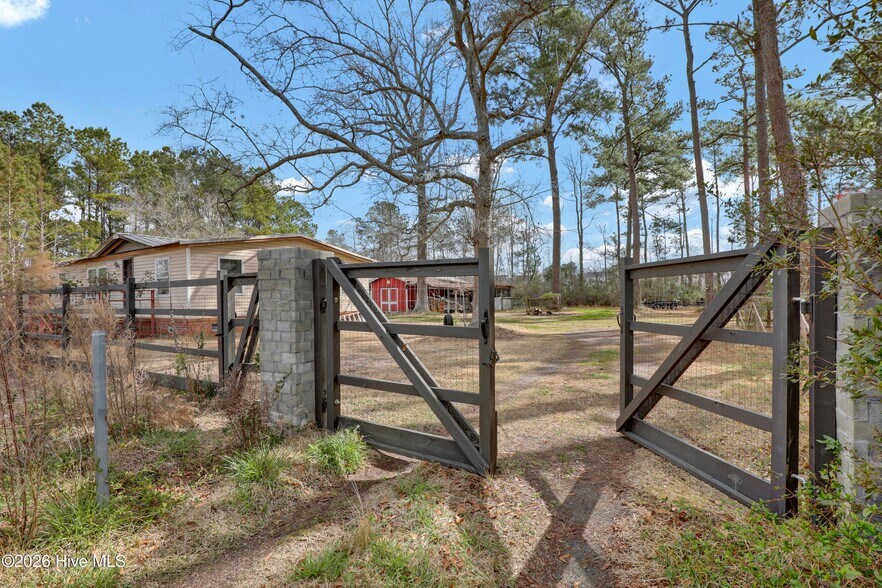 More Photos Of 1098 Hoover Rd, Hampstead Specialty For Sale