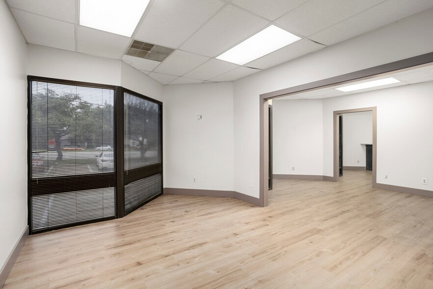 More Photos Of 4734 Benbrook Blvd, Benbrook Unknown For Lease