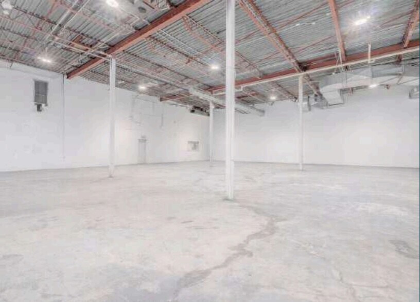 More Photos Of 5655 Rue de Marseille, Montréal Light Distribution For Lease
