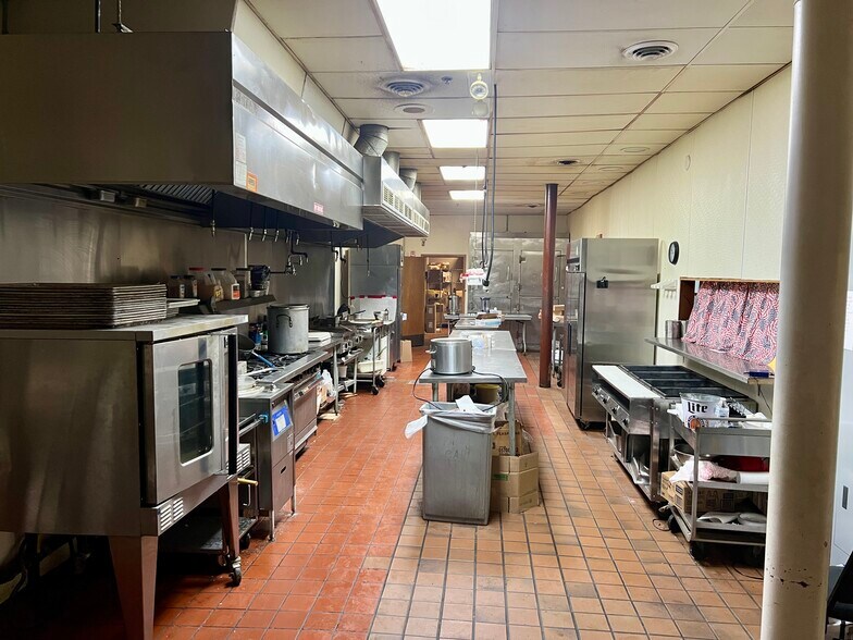 More Photos Of 1009 Central Ave NW, East Grand Forks General Retail For Sale