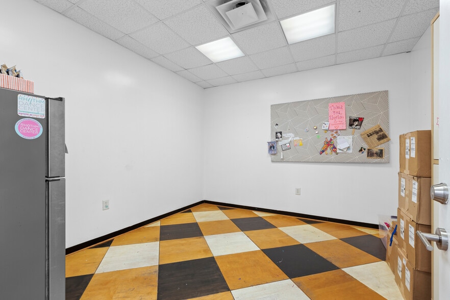 More Photos Of 3980 Shallowford Rd, Marietta Office For Sale