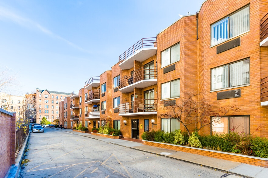 More Photos Of 11940 Metropolitan Ave, Kew Gardens Land For Lease