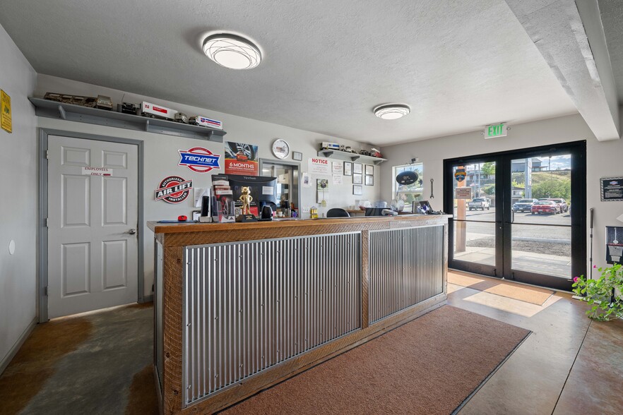 More Photos Of 402 N Pyfer St, Whitehall Office For Sale