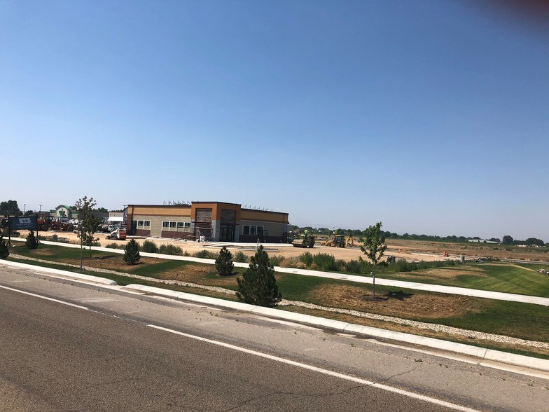 More Photos Of 817-821 N Meridian Rd, Kuna Freestanding For Lease