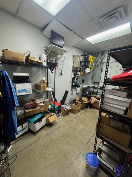 More Photos Of 115 Metroplex Blvd, Pearl Light Distribution For Lease