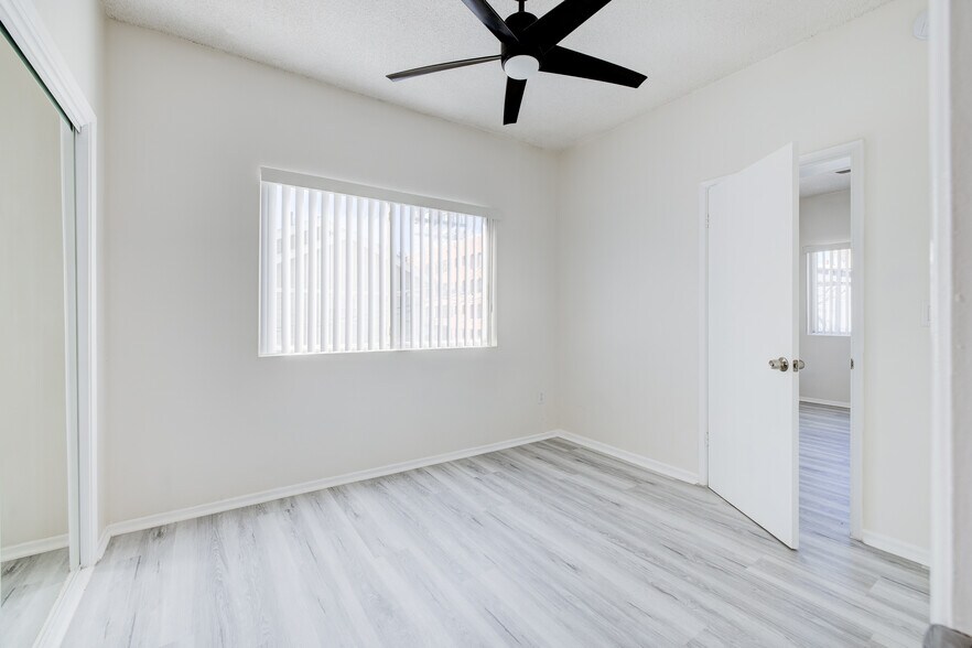 More Photos Of 19 Wavecrest Ave, Venice Apartments For Sale