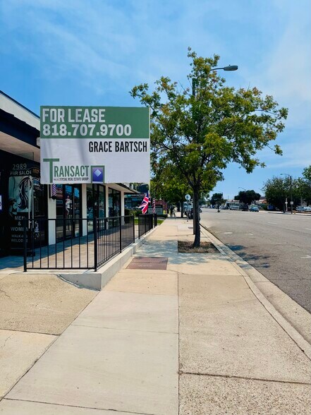 More Photos Of Busy Street Retail Small Rare Space, Thousand Oaks Storefront Retail Office For Lease