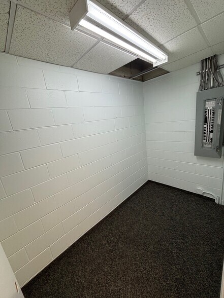 More Photos Of 4125 Mcconnell Dr, Burnaby Warehouse For Lease