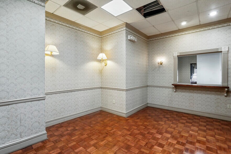 More Photos Of 18-20 W Washington St, Hagerstown Office For Lease