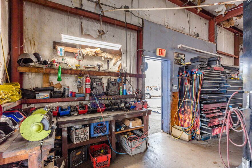 More Photos Of 8921 Daffodil Ave, Houston Auto Repair For Sale