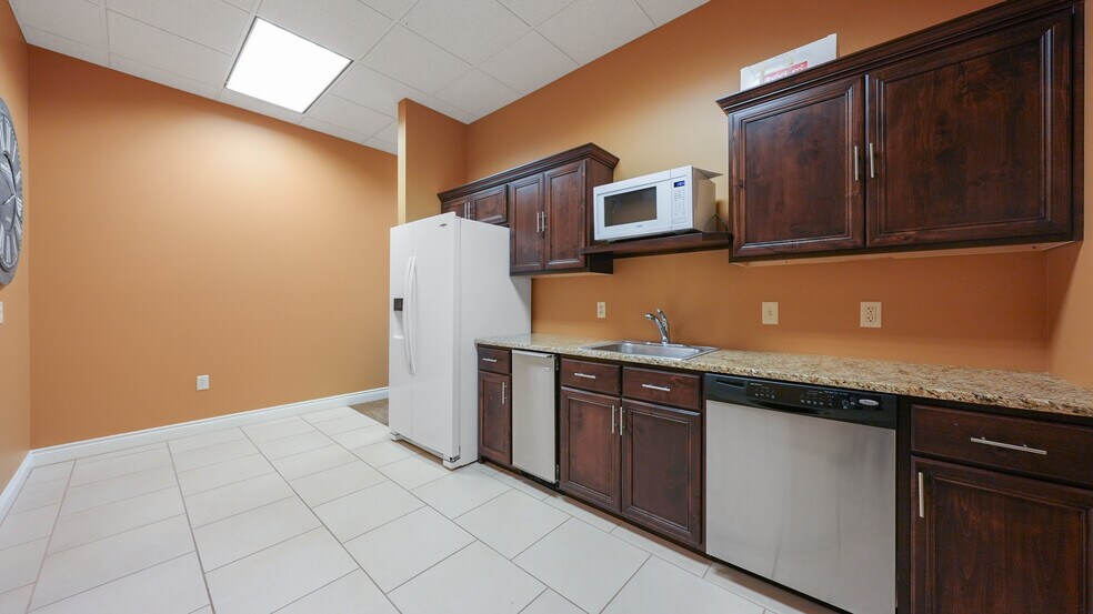 More Photos Of 2265 Bagnell Dam Blvd, Lake Ozark Office For Sale