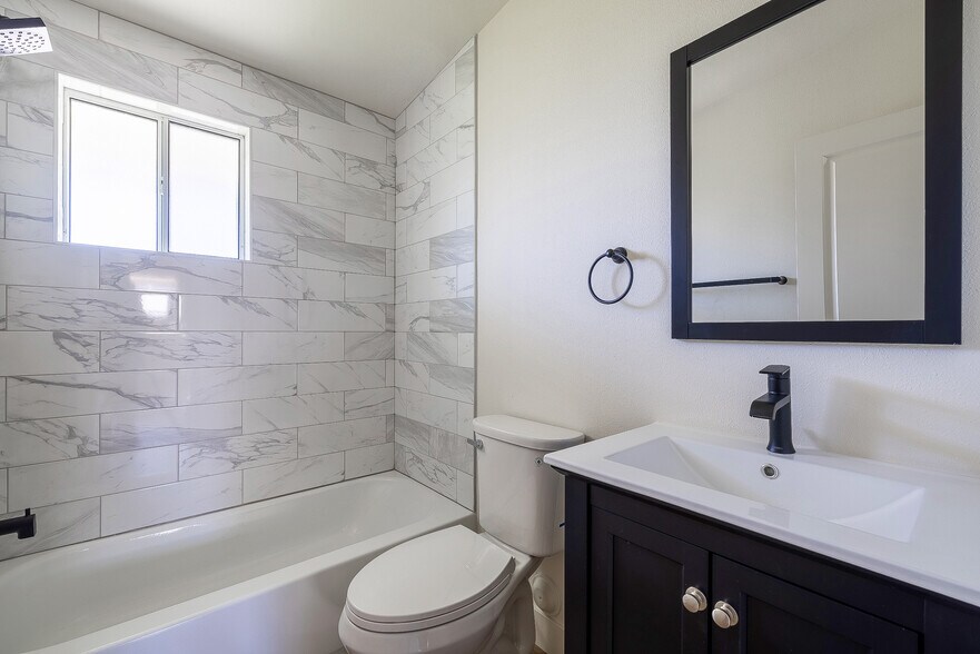 More Photos Of 6043-6049 W Laurie Ln, Glendale Apartments For Sale