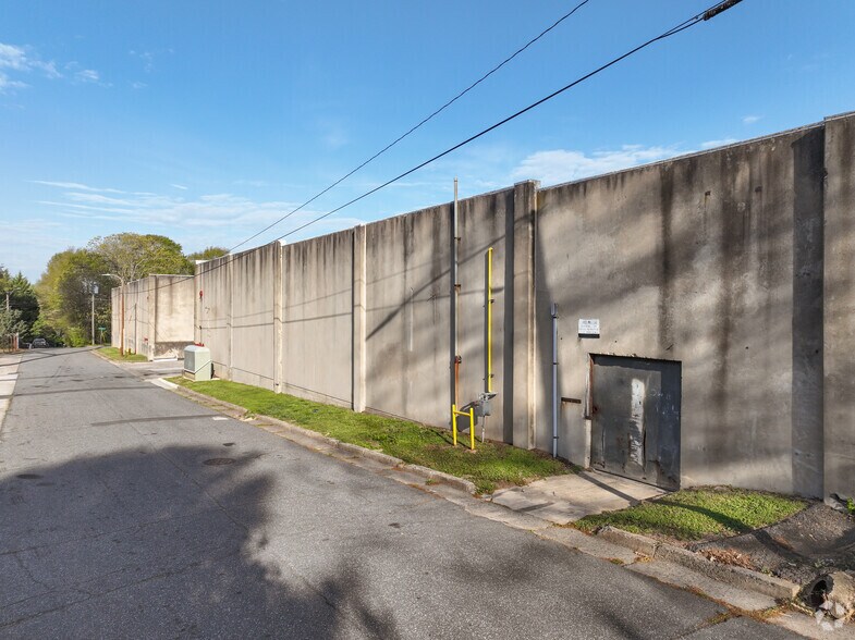More Photos Of 100 W Parkwood St, Stanley Warehouse For Lease