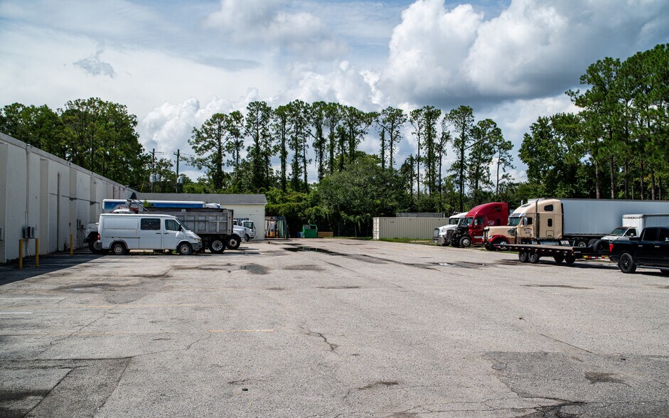More Photos Of 5107 W University Blvd, Jacksonville Warehouse For Lease
