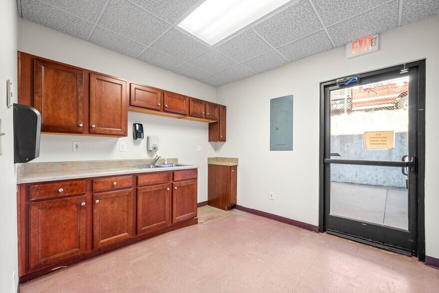 More Photos Of 215 8th St, Clarksville Medical For Lease