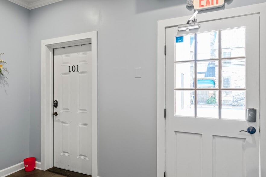 More Photos Of 104 Loudoun St SW, Leesburg Storefront Retail Office For Sale