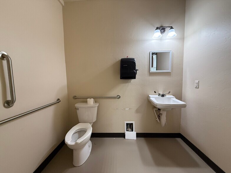 More Photos Of 7804 NW 94th St, Oklahoma City Warehouse For Lease