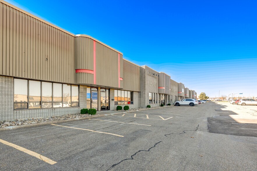 More Photos Of 3370-3418 Boul Industriel, Laval Light Distribution For Lease