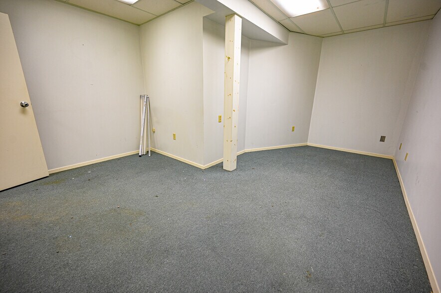 More Photos Of 19 Ridout St W, Tillsonburg Office For Lease