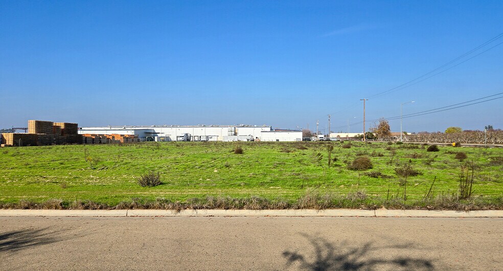 Primary Photo Of NWC of Mendocino Avenue & Industrial Drive, Parlier Land For Sale