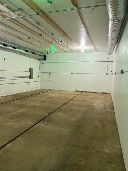 More Photos Of 1010 34th St, Bakersfield Warehouse For Sale