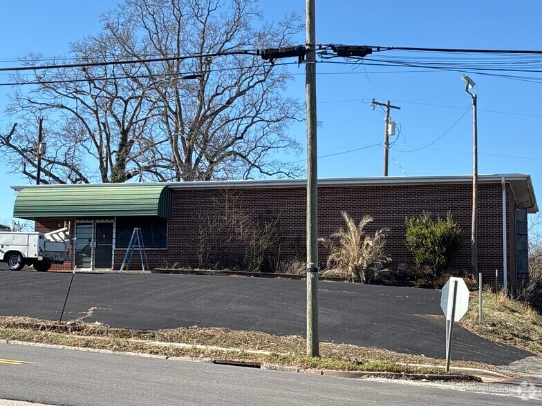 Primary Photo Of 9 E Main St, Ware Shoals Flex For Sale