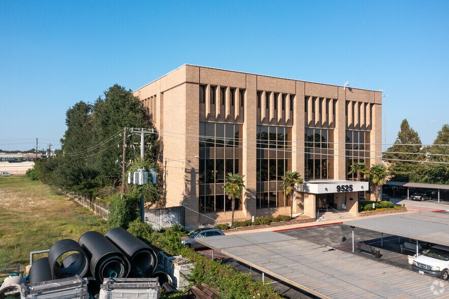 More Photos Of 9525 Katy Fwy, Houston Office For Lease