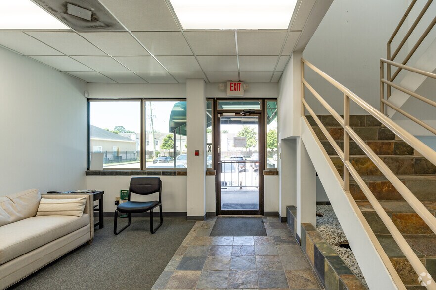 More Photos Of 17510 Red Oak Dr, Houston Office For Sale