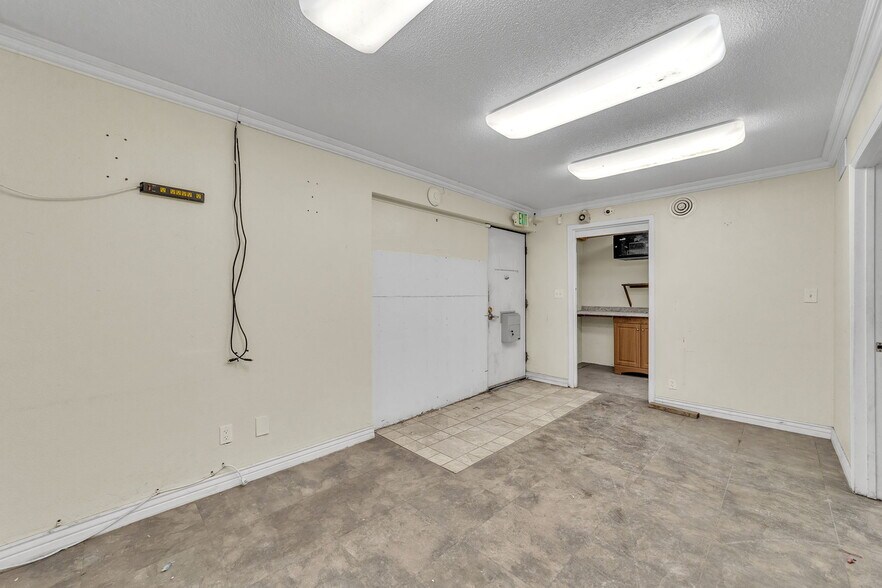 More Photos Of 2685 Durango Dr, Colorado Springs Warehouse For Lease