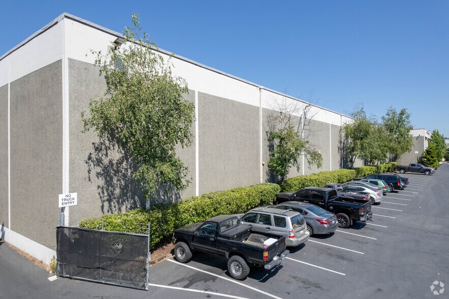 More Photos Of 1071 Andover Park W, Tukwila Warehouse For Lease