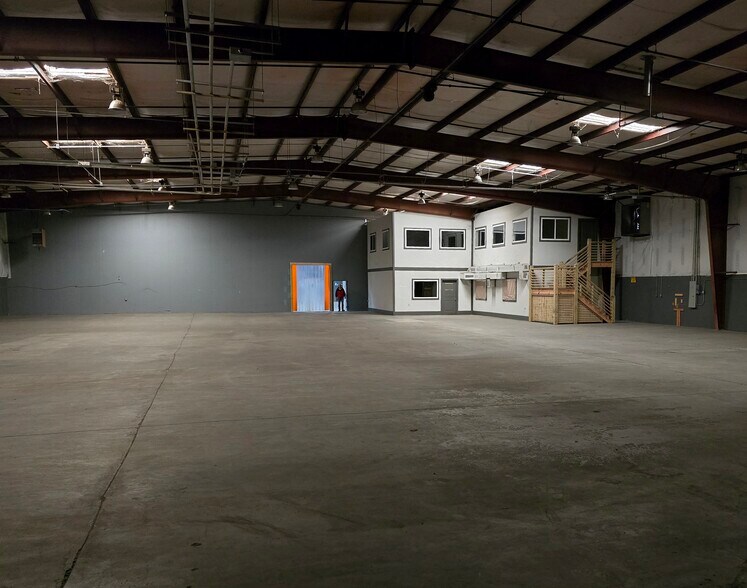 More Photos Of 913 Cobb Pky N, Marietta Warehouse For Lease