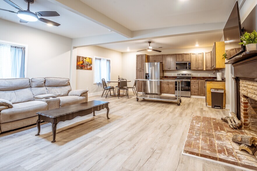 More Photos Of 20805 Seminary St, Hollow Rock Flex For Lease