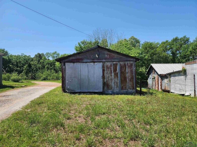 More Photos Of 10542 S Main St, New London Freestanding For Sale