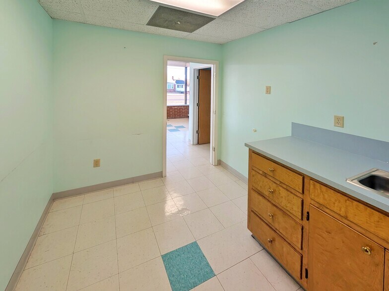More Photos Of 1208 E Main St, Luray Flex For Sale