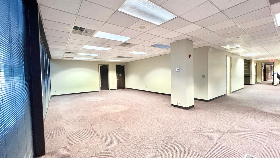 More Photos Of 8800 Roswell Rd, Sandy Springs Office For Sale