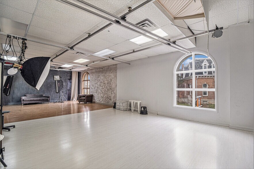 More Photos Of 33431 Grand River Ave, Farmington General Retail For Sale