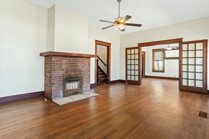 More Photos Of 1116 Lamar Ave, Paris Office For Sale