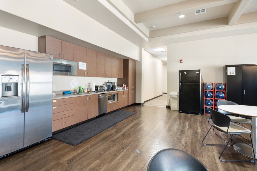 More Photos Of 1608 Norris Rd, Bakersfield Office For Lease