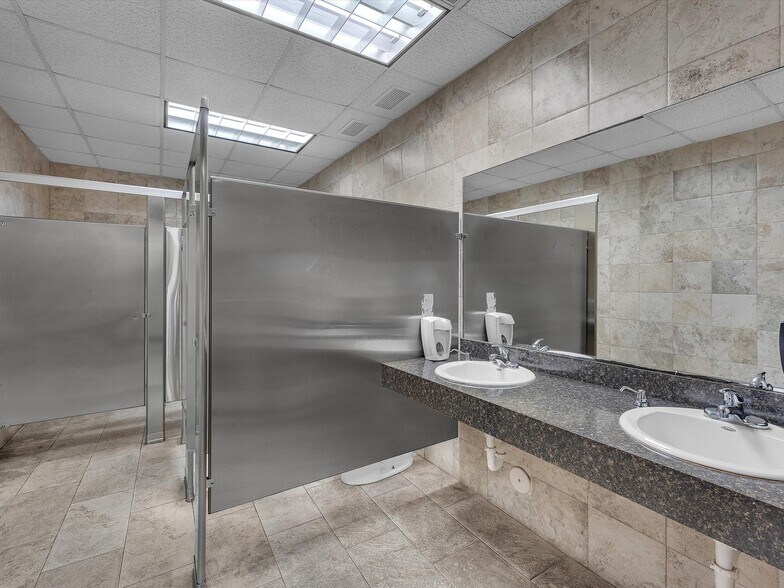 More Photos Of 2260 NW 114th Ave, Doral Warehouse For Lease