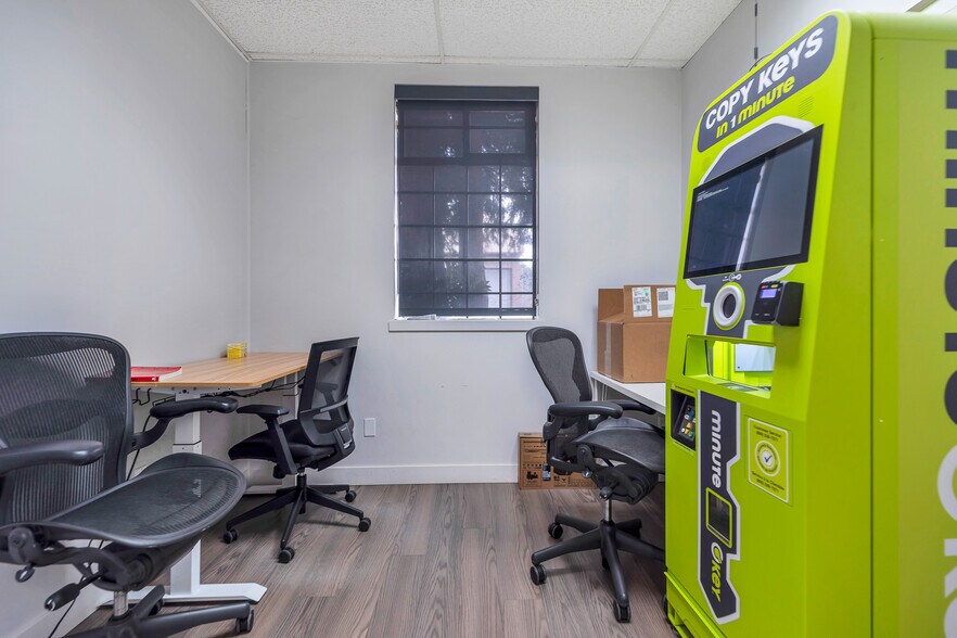 More Photos Of 10318-10324 Whalley Blvd, Surrey Storefront Retail Office For Lease