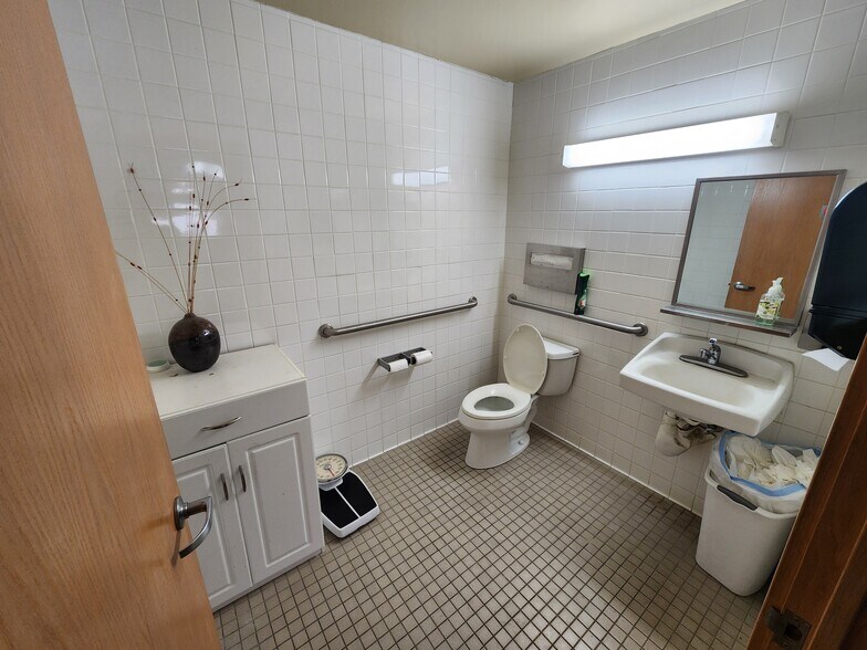 More Photos Of 1449 S Beretania St, Honolulu Parking Garage For Lease