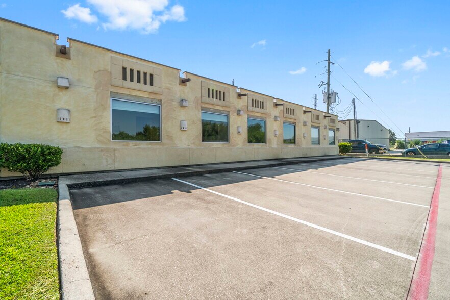 More Photos Of 25329 Budde Rd, The Woodlands Unknown For Lease