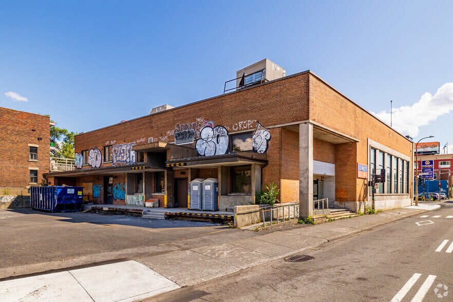 More Photos Of 300 Boul Crémazie E, Montréal Office For Sale