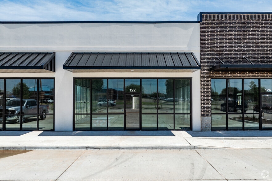 More Photos Of 3200 S Santa Fe Ave, Moore Freestanding For Lease