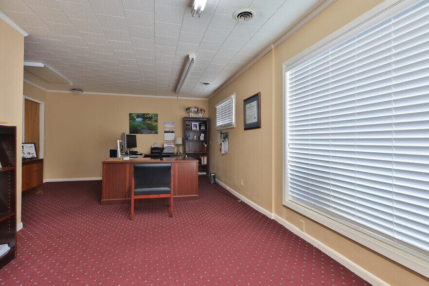 More Photos Of 308 N Lindell St, Martin Office For Sale