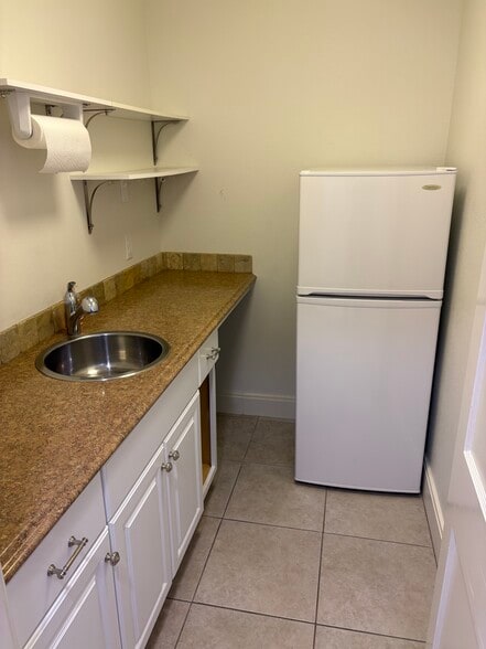 More Photos Of 535 Lafayette Ct, Sarasota Office For Lease