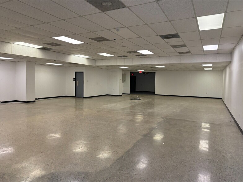 More Photos Of 1080 N Cobb Pky, Marietta Freestanding For Lease