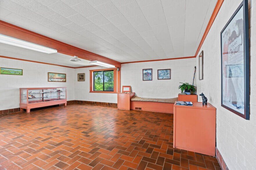 More Photos Of 1404 S B St, Henryetta Veterinarian Kennel For Sale