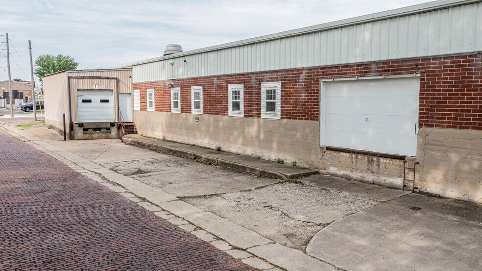 More Photos Of 825 N Pleasant St, Princeton Flex For Sale